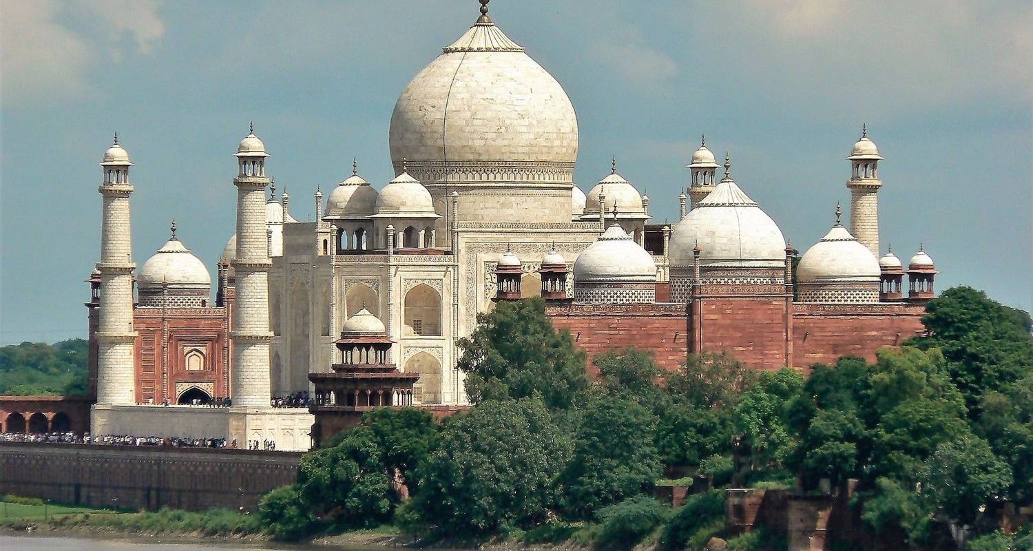 An adventure touring the most emblematic places in India Golden Triangle With Buddhist Tour