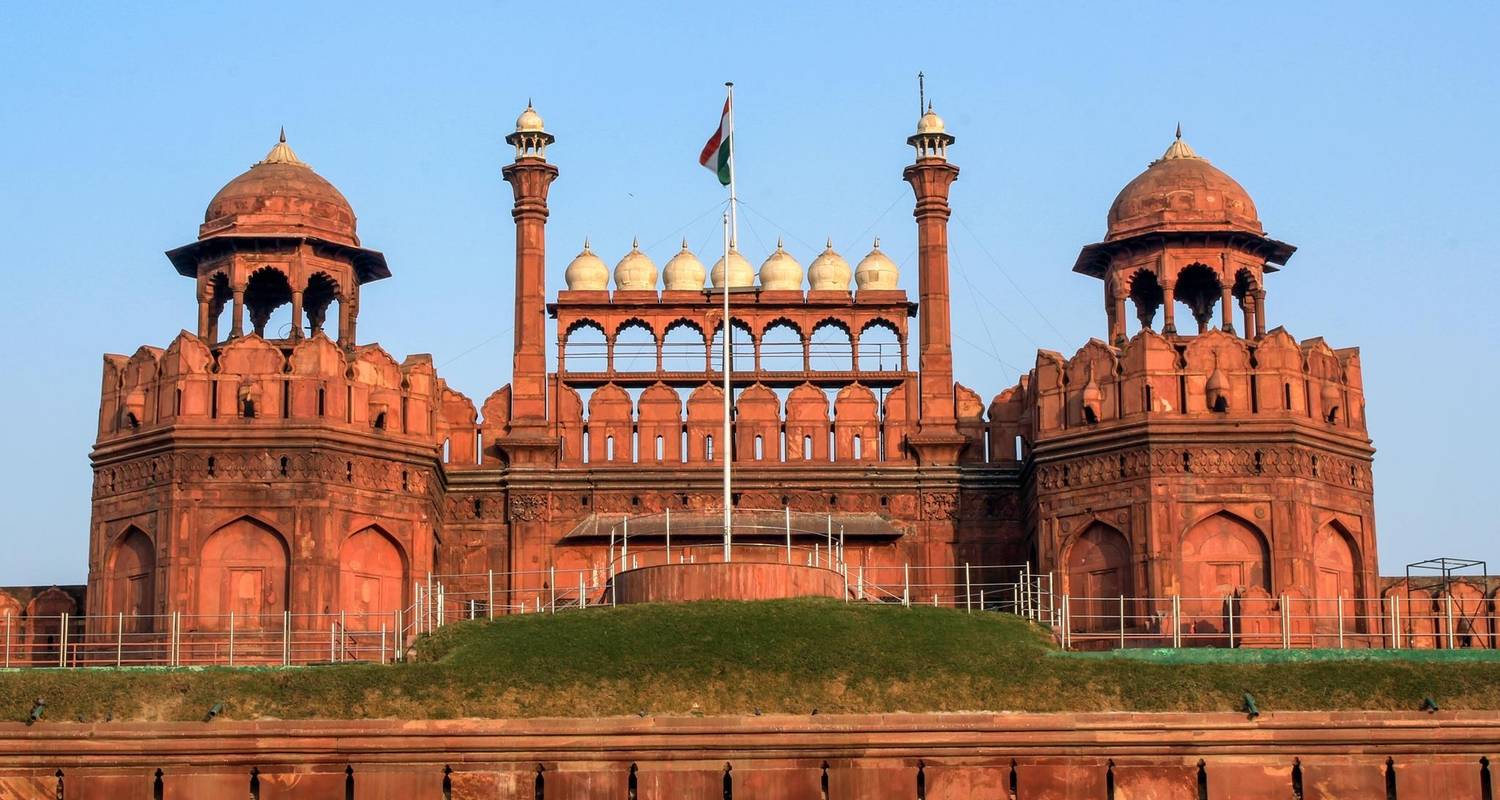 An adventure touring the most emblematic places in India Super Saver Best Of India