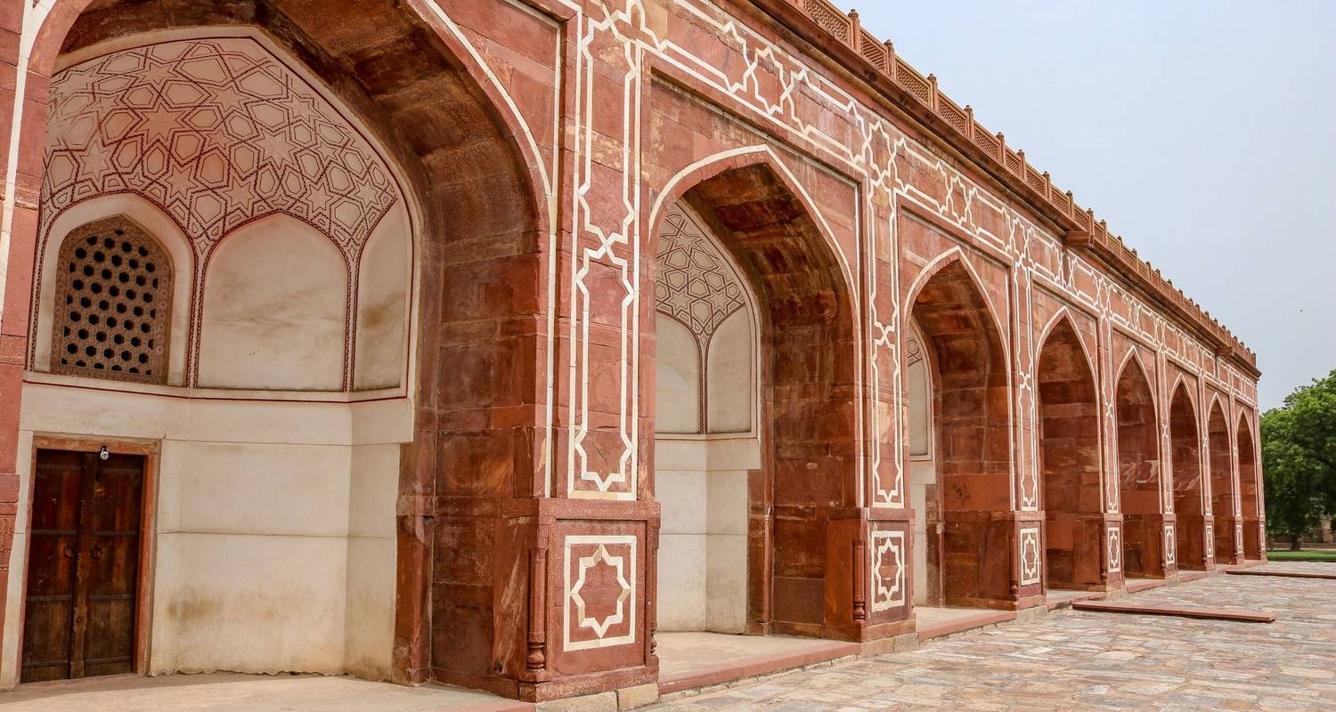 An adventure touring the most emblematic places in India Taj Mahal Tour With Varanasi