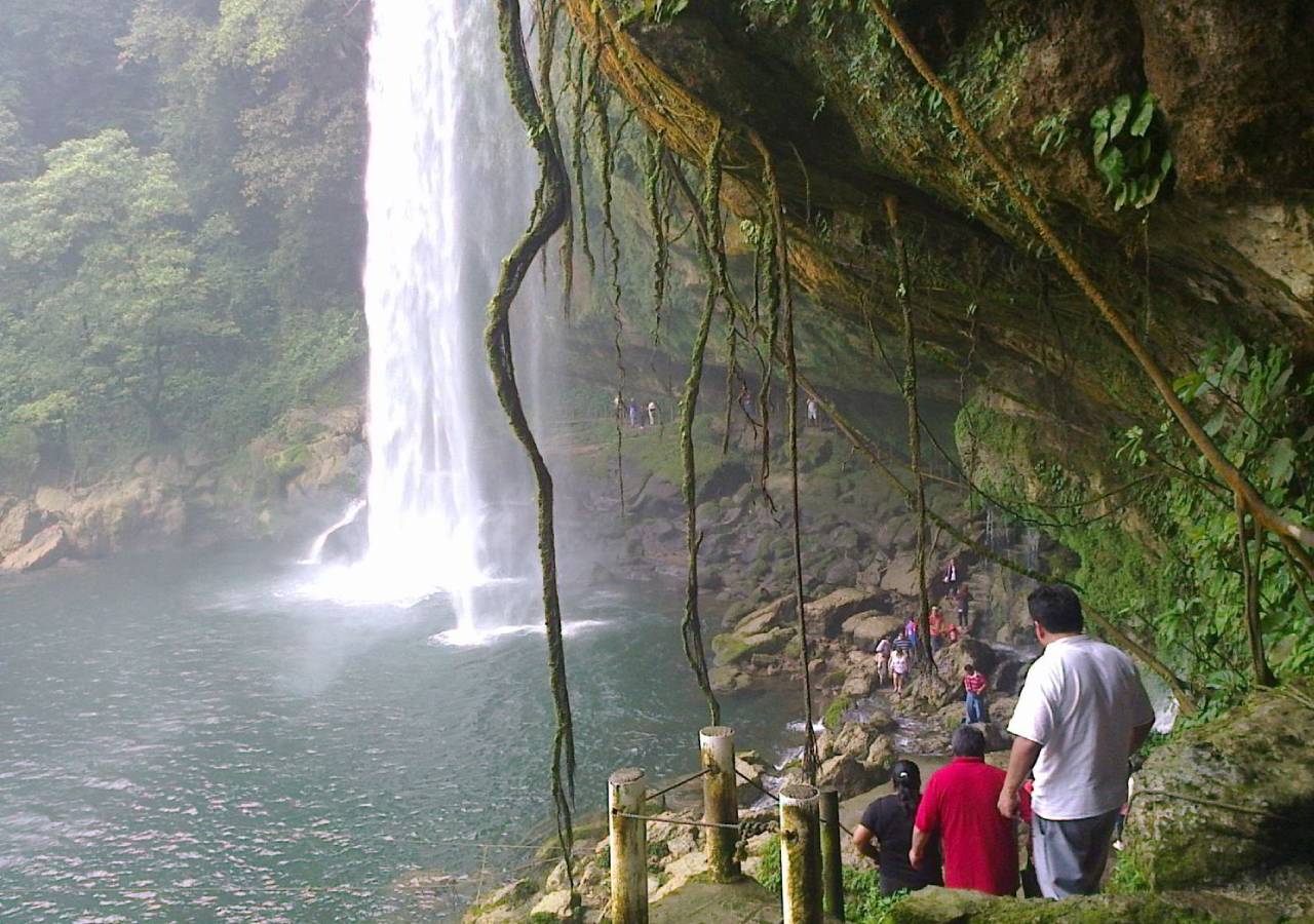 Agua Azul Waterfalls - Misol-há Waterfall - Palenque Archaeological Zone - San Cristóbal de las Casas. Photo 3